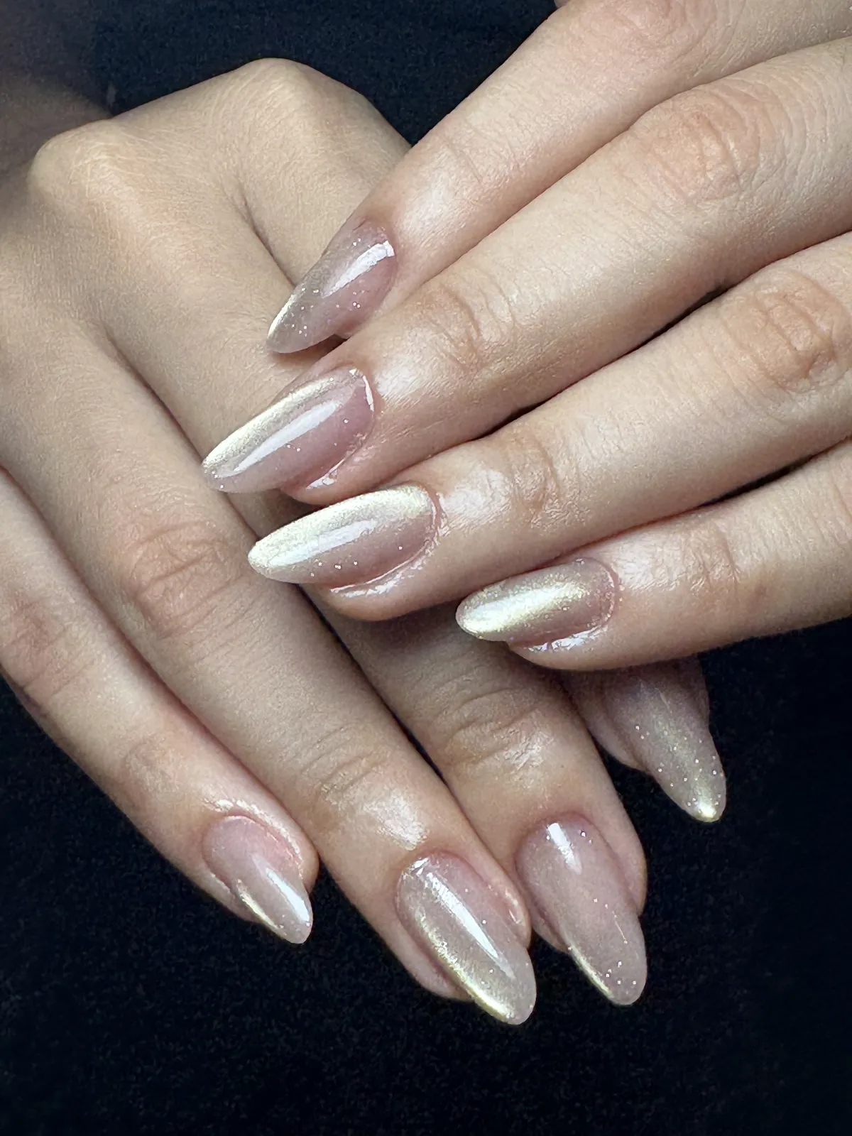 Unhas amendoadas com efeito perolado e glitter