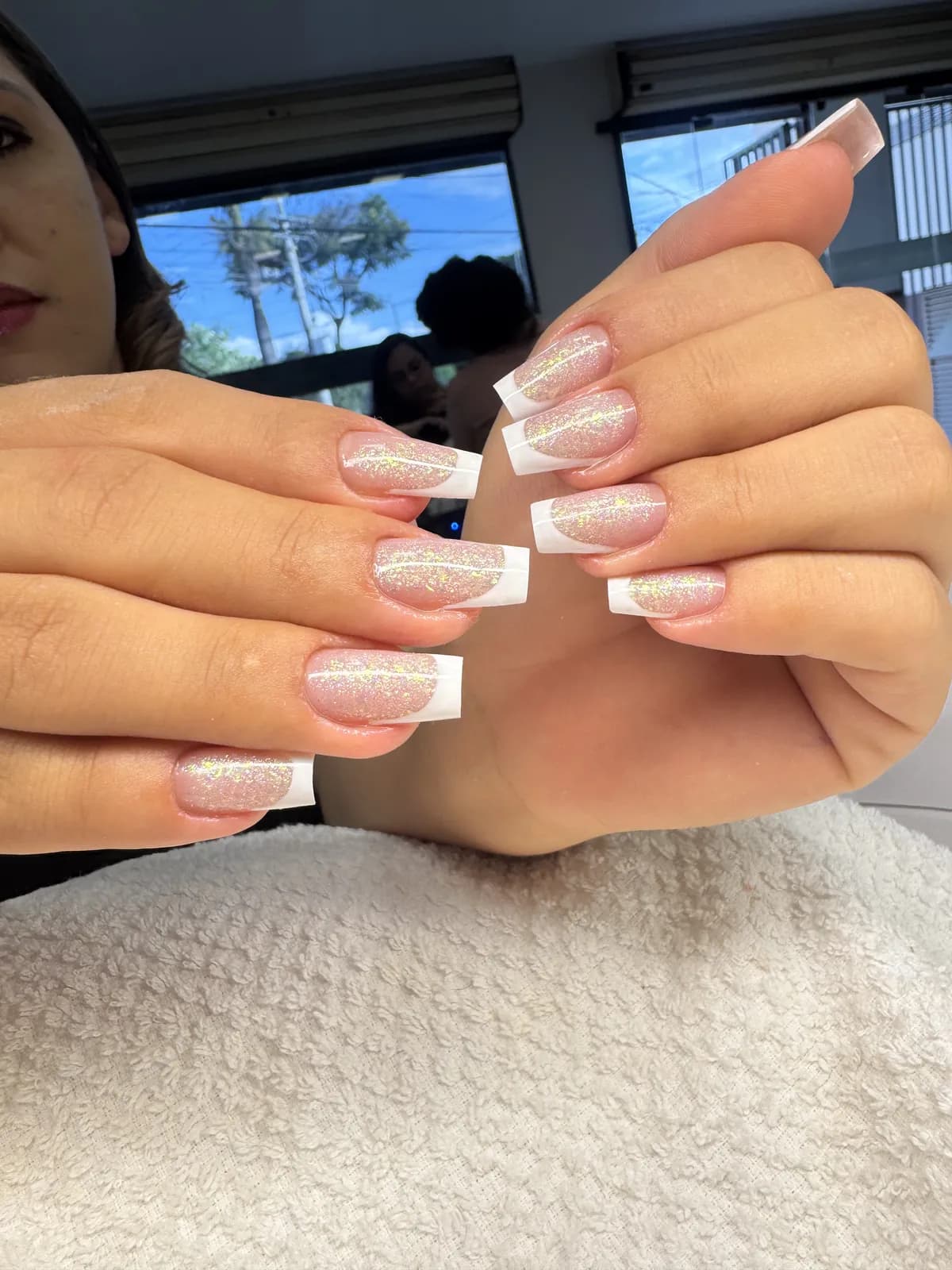 Unhas alongadas com francesinha e glitter