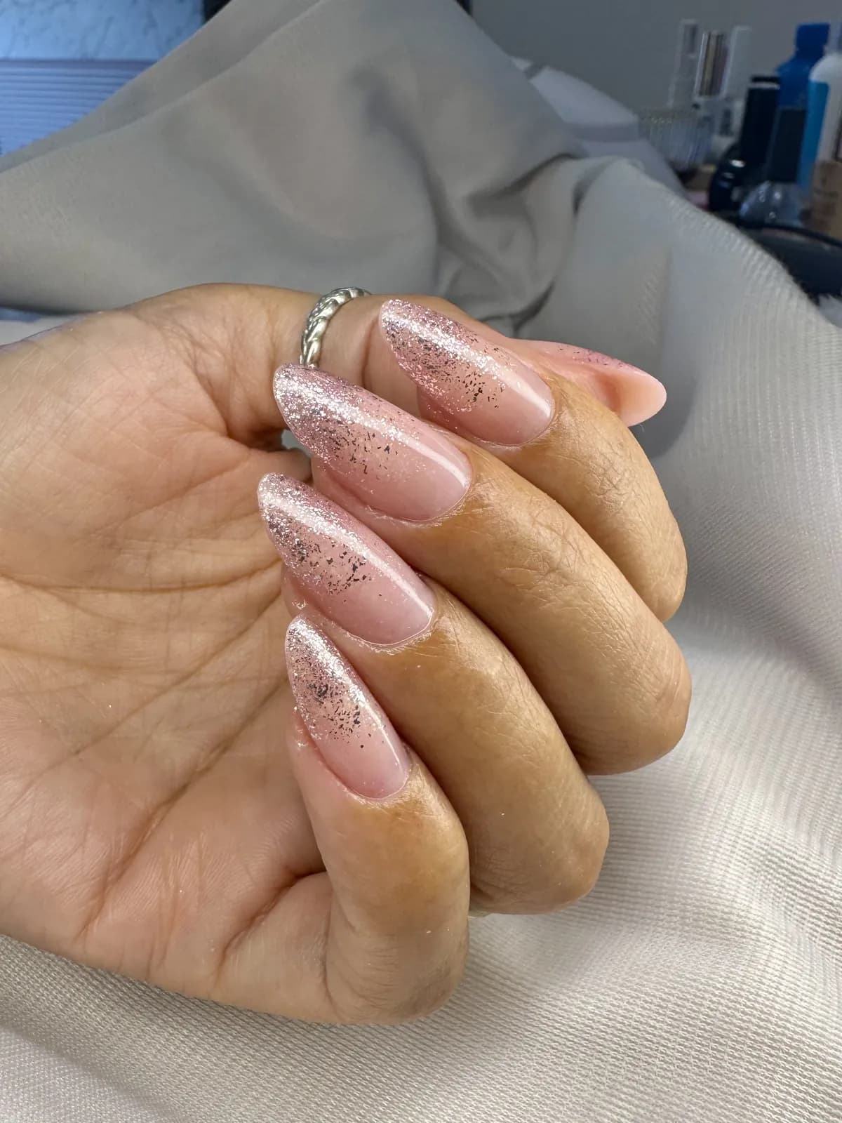 Unhas amendoadas com glitter em degradê