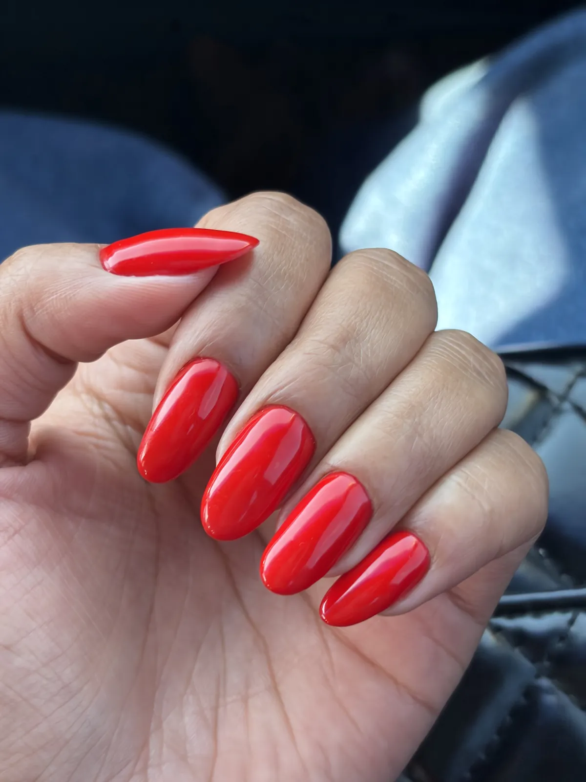 Unhas alongadas vermelhas em formato amendoado