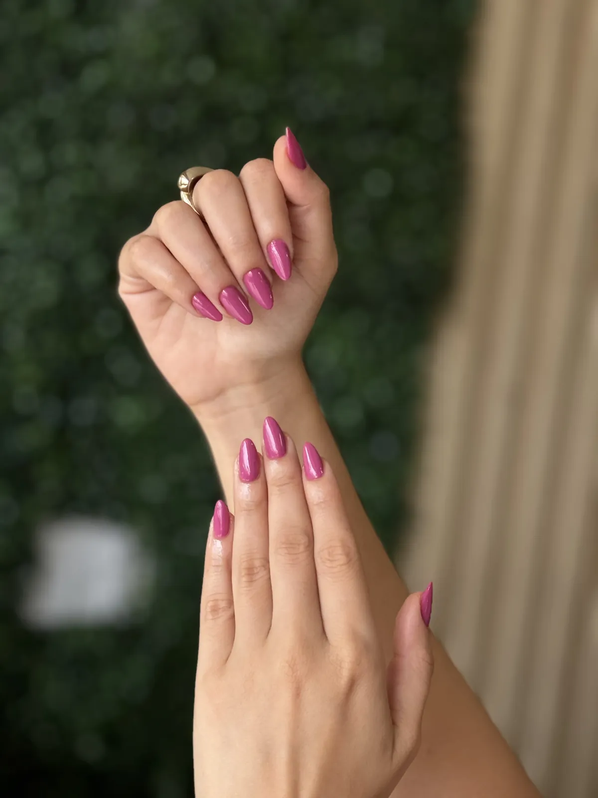 Unhas amendoadas rosadas com banho de gel