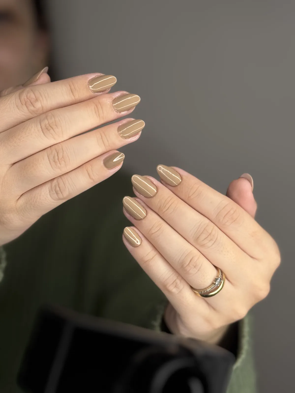 Unhas em tom caramelo com banho de gel