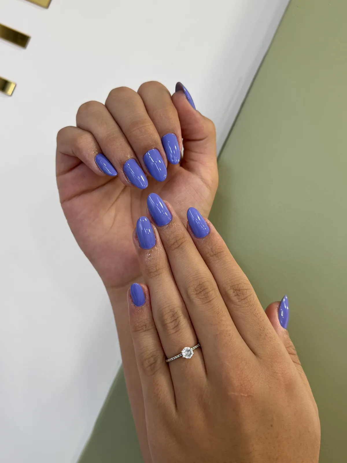 Unhas em azul-violeta com banho de gel