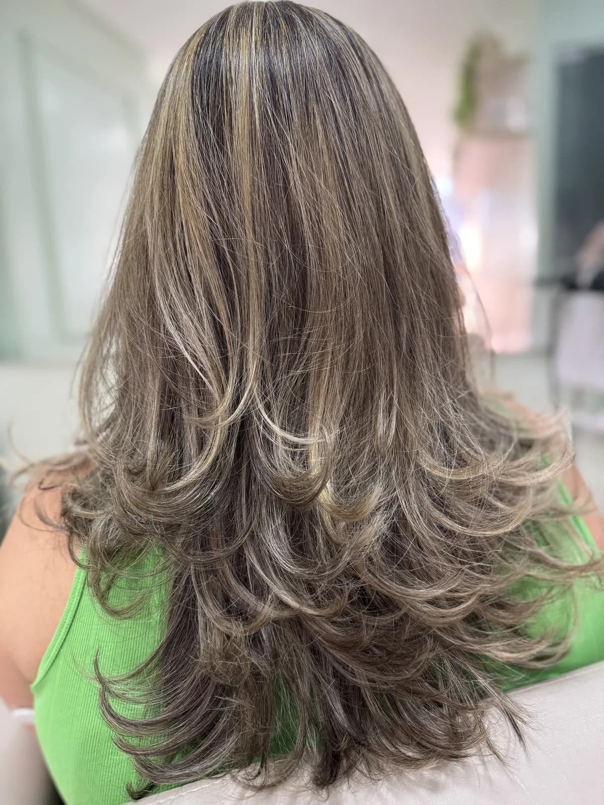 Cabelo longo com corte em camadas e escova