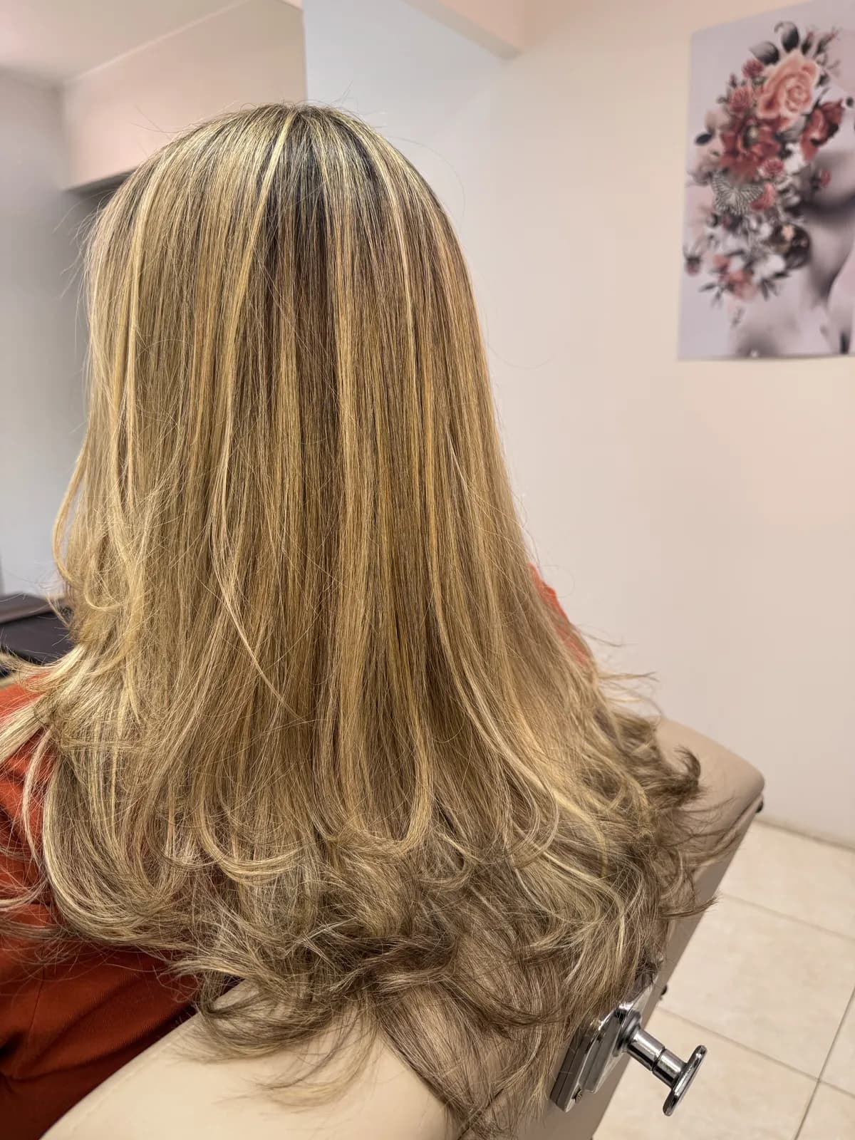 Corte e escova com luzes douradas