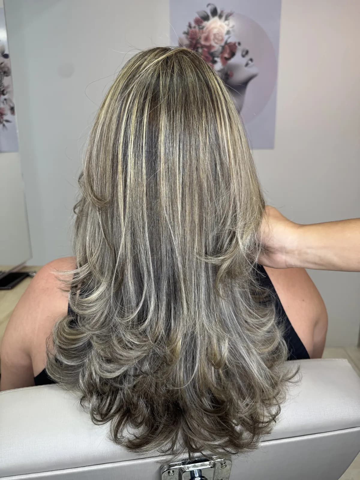 Corte em camadas e escova em cabelo com luzes
