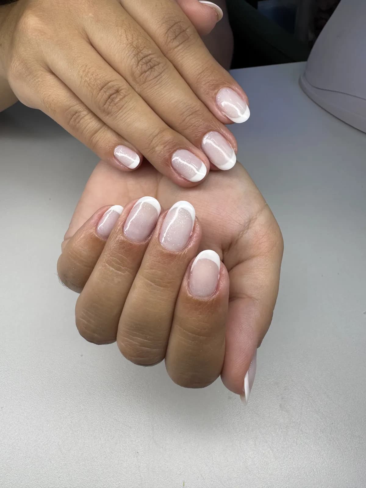 Francesinha fina em unhas curtas