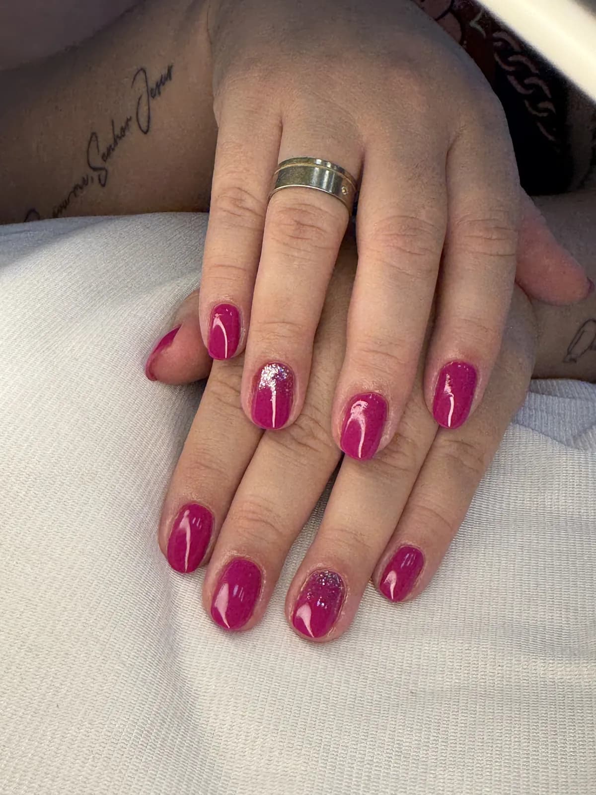 Esmaltação em gel em tom de vinho