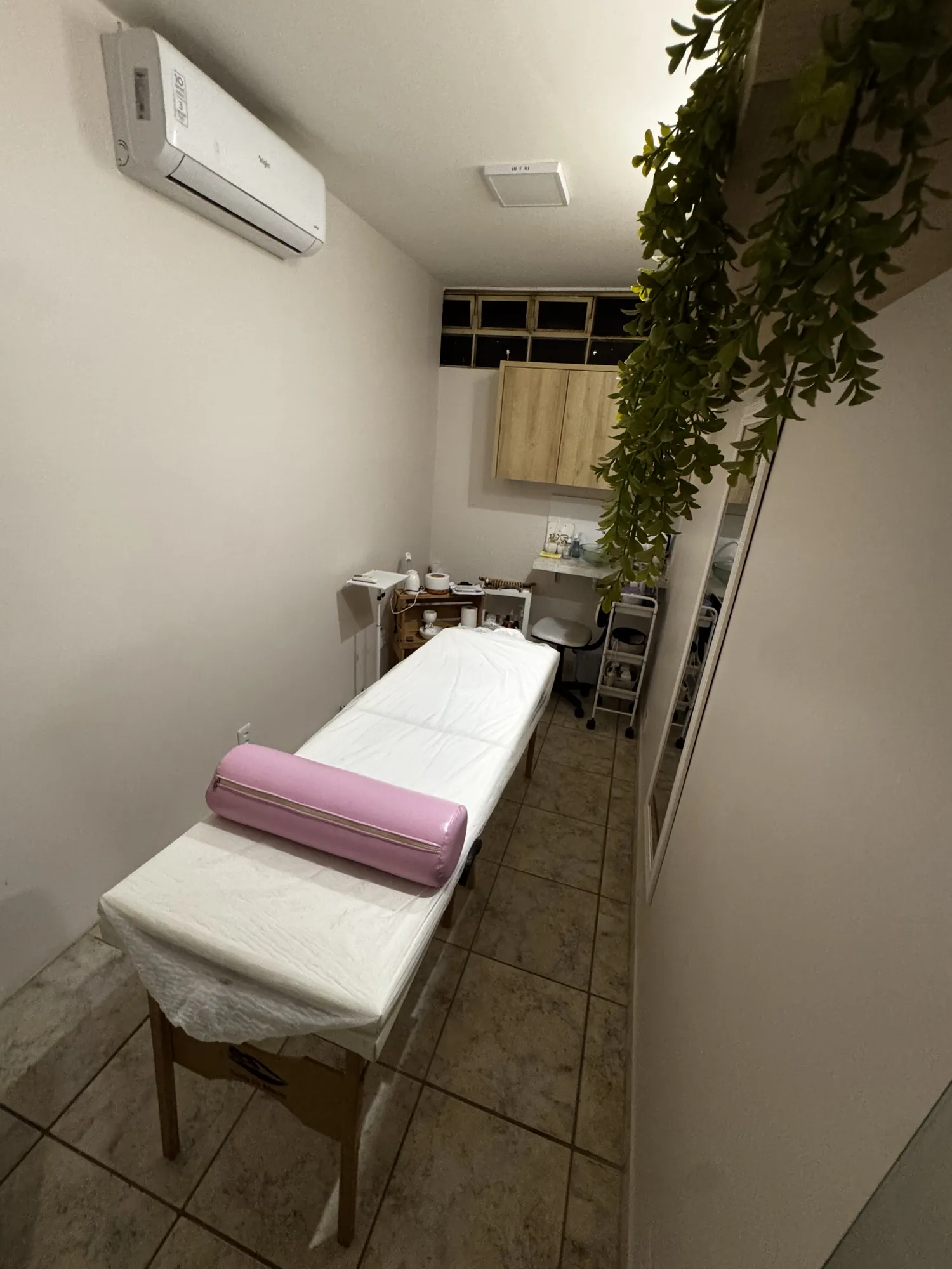 Sala de estética com maca e luz suave