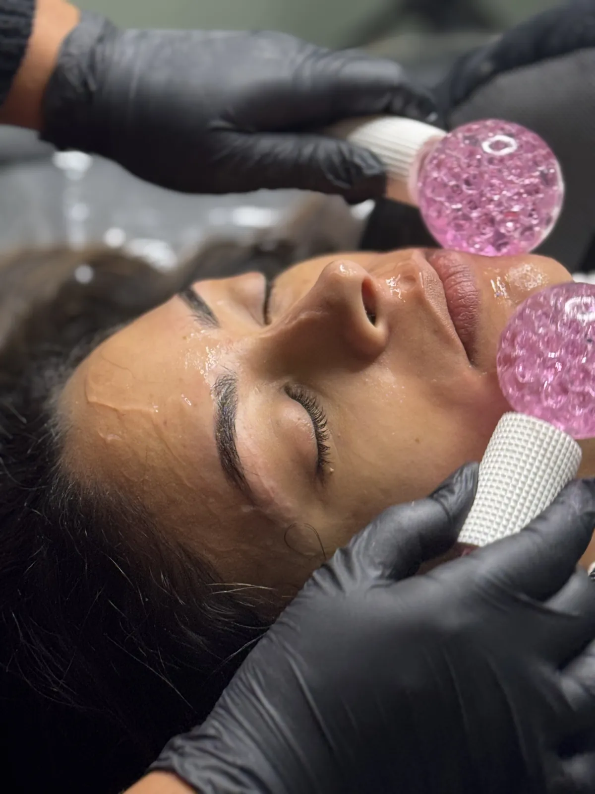 Limpeza de pele com massageador de cristal