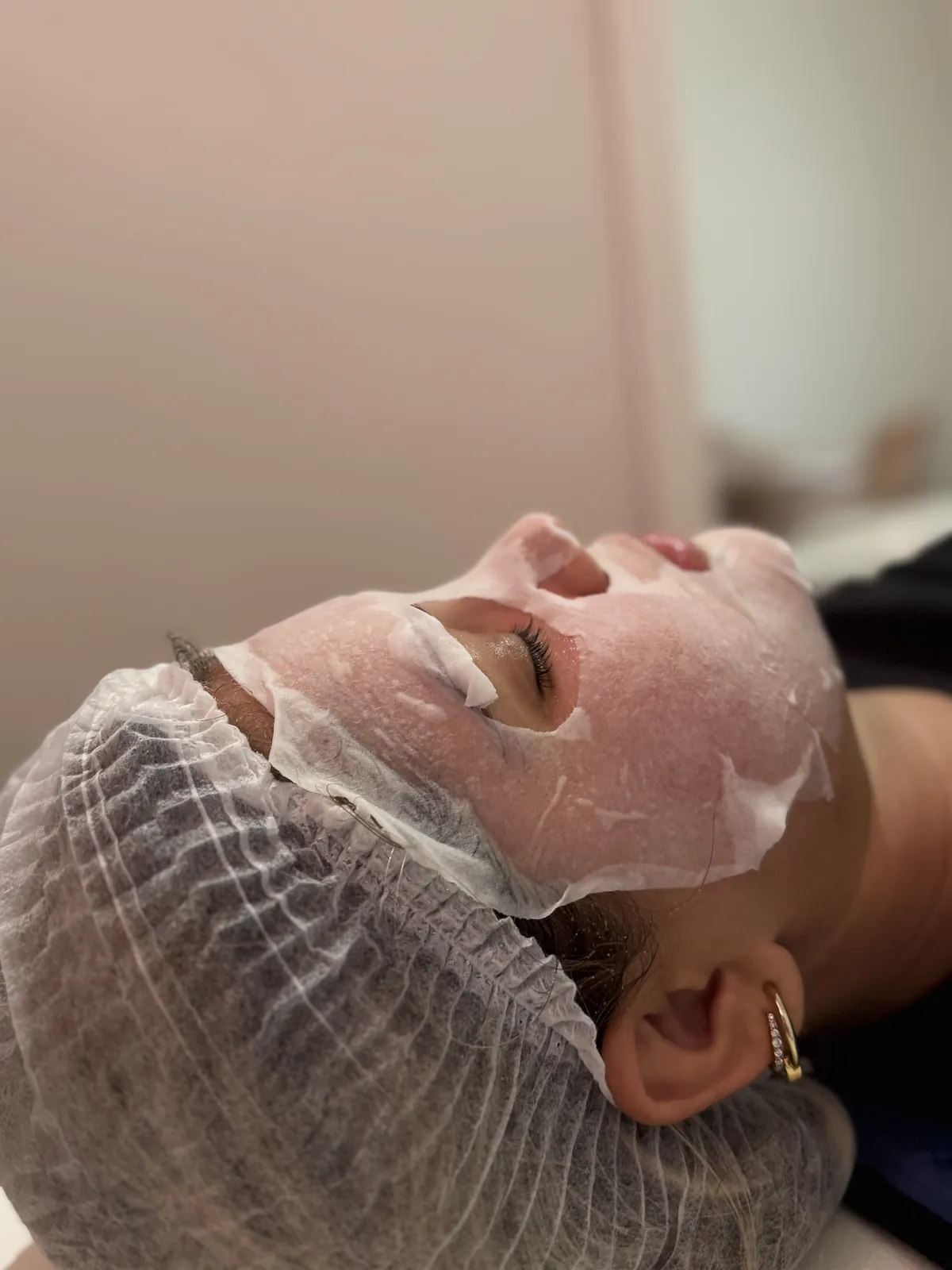 Máscara facial durante a limpeza de pele