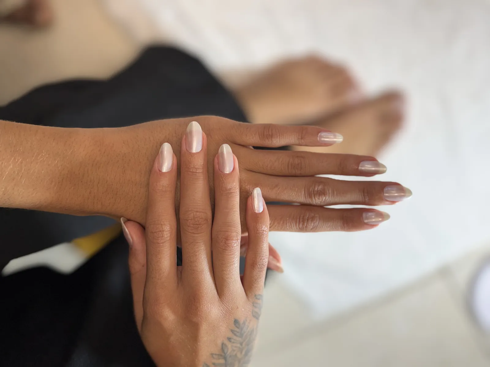 Mãos com esmaltação nude
