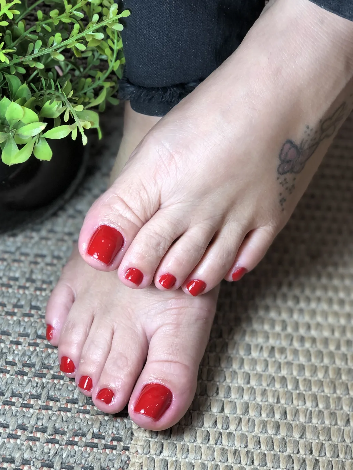 Pés com esmaltação vermelha